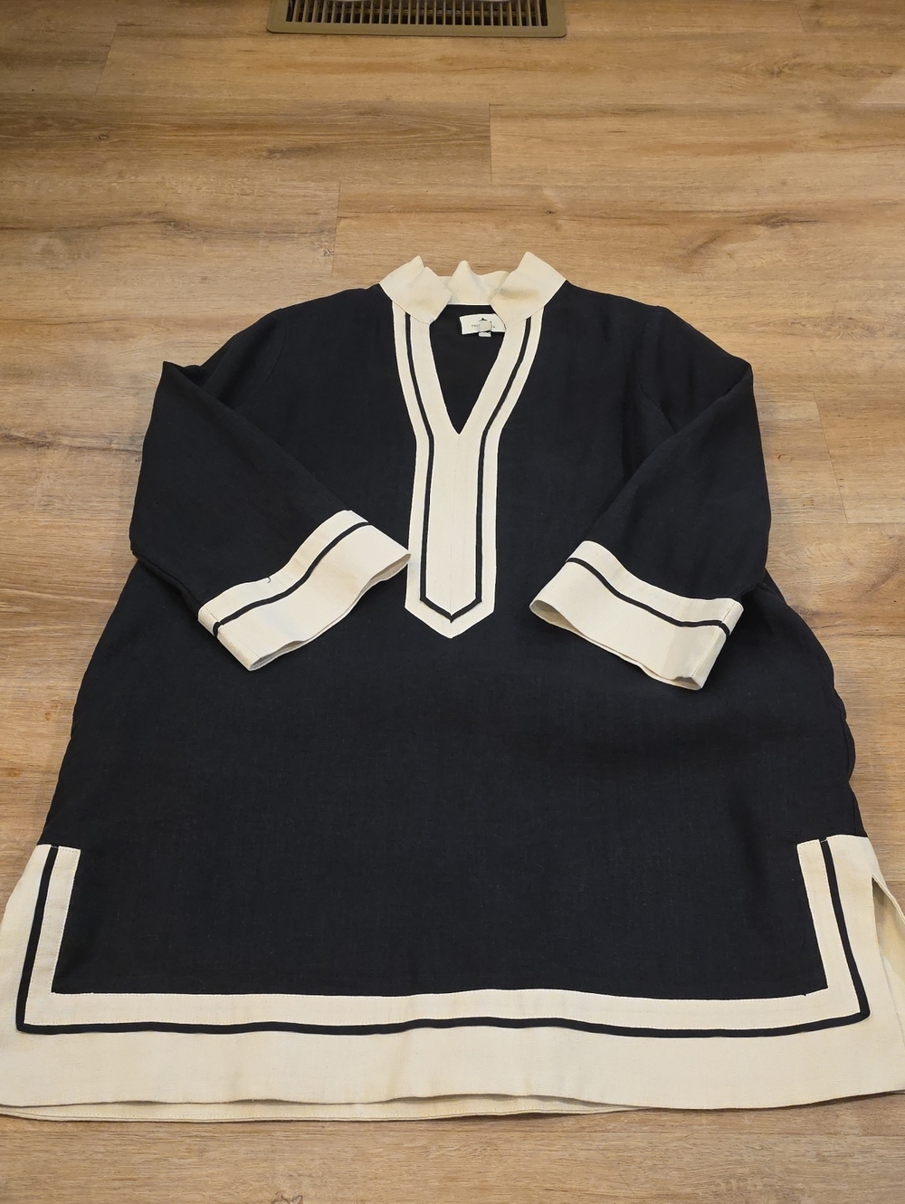 Tuckernuck Sz L Black and Cream Linen Tunic with Contrast Trim